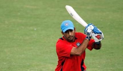 Dhoni blasts Mishra in nets to clear fitness doubts at World T20