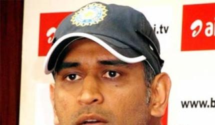 Dhoni slaps Rs 100 crore defamation suit on TV channels in IPL scandal