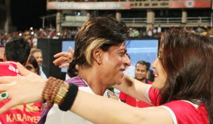 Shah Rukh Khan wins the Veer-Zaara match, goes on a hugging spree