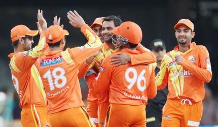 CLT20: Lahore edge past Dolphins to keep semi-final hopes alive