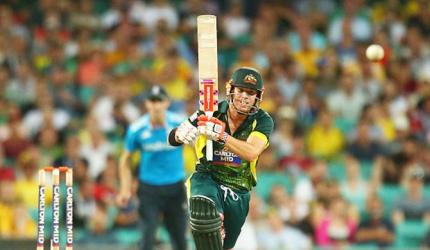 Warner blazes as Australia ease past England in tri-series opener