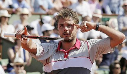 Wawrinka faces boos after beating local boy Tsonga