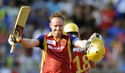 Rampaging de Villiers powers RCB past Mumbai Indians