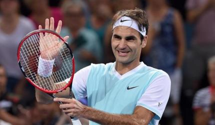 Federer battles past Dimitrov, Azarenka sails into final