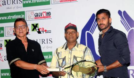 Paes's racquets auctioned for Rs 1.5 lakh; Dhoni's kit for Rs 1 lakh
