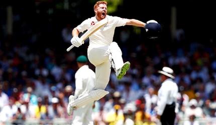 PHOTOS: Smith holds firm as Australia rein in England