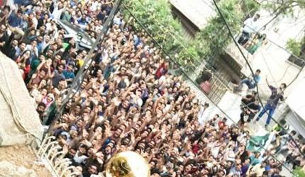 Pak captain Sarfraz Ahmed swarmed by fans as he gets hero's welcome