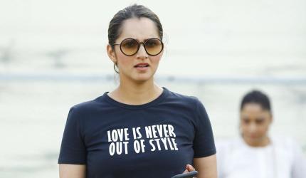 Sania Mirza aces a handstand like a pro