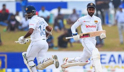 Karunaratne bats through pain, SL lead swells vs Pak