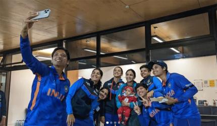 PIX: Mandhana, Harmanpreet meet young 'Pak fan'!  