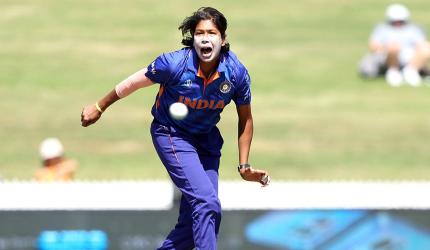 Nobody can fill Jhulan's shoes: Harmanpreet