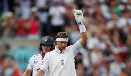 From one No 4 to another: Root's touching tribute to Thorpe