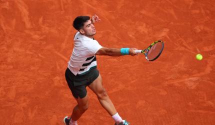 Alcaraz rallies to move into French Open quarters