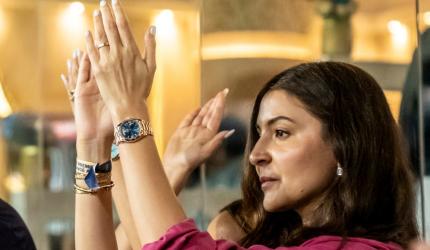 Anushka's Shocked Reaction to Kohli's Dismissal