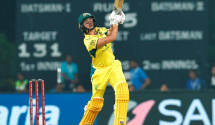 Defending champs Aus outclass NZ in World Cup opener