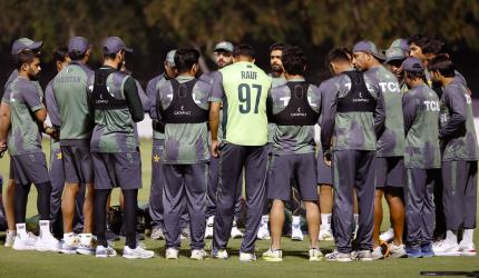 Handshake row heats up! Pakistan cancels press meet