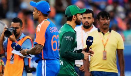 SKY Snubs Handshake with Pakistan Capt at Toss