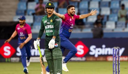 Afridi's late cameo rallies Pakistan to 146 vs UAE