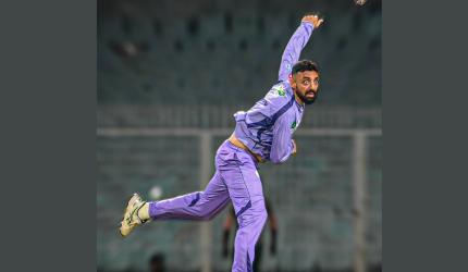 KKR's Nayar Supports Chakravarthy Amidst Bowling Struggles