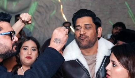 Dhoni Hits The Dance Floor!