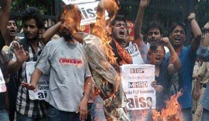 FYUP fracas: Detained DU students to continue protest at UGC