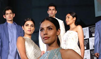 Fall in love with Manish Malhotra, again!