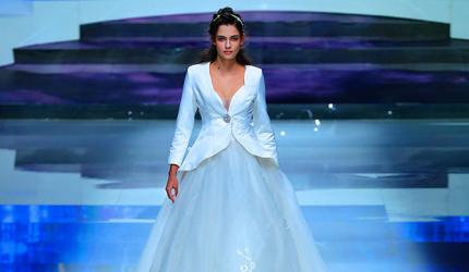 Girls, this could be your dream wedding gown