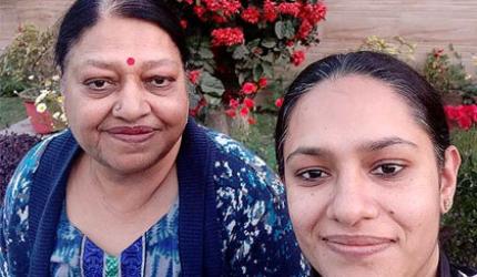 Selfie with mom: 'She tells bedtime stories'