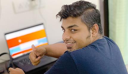 28 YO analyst shares his work from home look