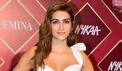Kriti, Janhvi, Sara's Red Carpet Moments