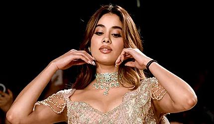 'Gorgeous, Beautiful, Magical' Janhvi