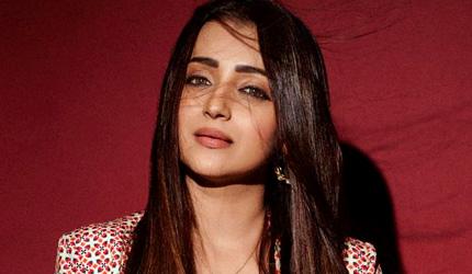 Nazar Na Lage, Trisha!