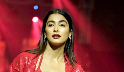 Pooja, Alaya Turn On The Heat
