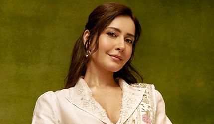 Raashii Loves To Romance With... 