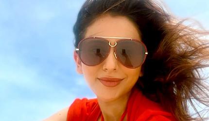 Rakul, Priyanka Can't Do Without This Summer Accessory