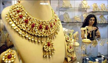 Silver Futures Soar: Safe-Haven Demand & Global Cues