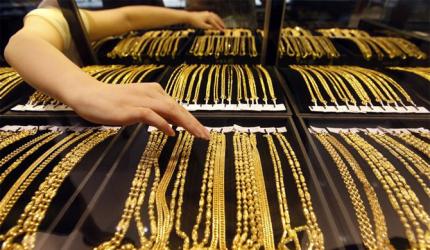 Gold Futures Fall: Weak Global Cues & Strong Dollar