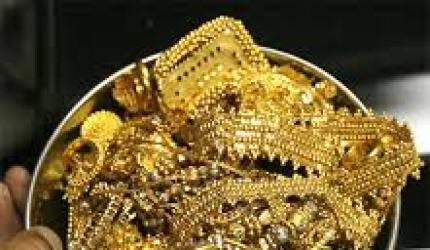 Gold Futures Rise on Weak Dollar, Global Cues