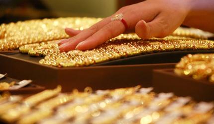 Gold Prices Drop as Dollar Gains: Fed Remarks Impact