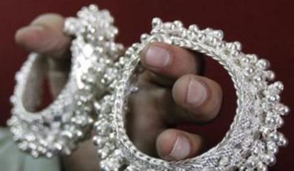 Silver Futures Plunge 136 to Rs 98,005/kg - News