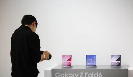 Samsung loses ground to Apple in smartphone market