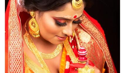 Gold Hits ₹1 Lakh: Hold, Buy or Sell?
