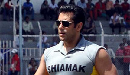 PIX: Salman plays cricket with Aamir's son Junaid