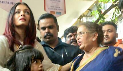 Aishwarya-Aaradhya seek Ganpati's blessings