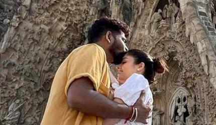 Nayanthara-Vignesh Get ROMANTIC in Spain