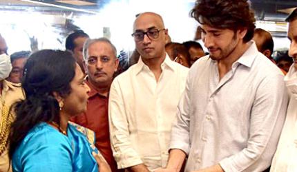 Tearful Mahesh Babu At Father's Funeral