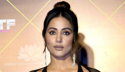 Hina Gets Bold At Awards Show