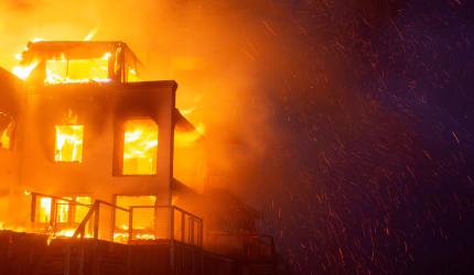 4000 VIT students protesting poor food set fire to campus