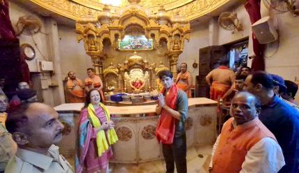 Sidharth Prays For Daughter At Siddhivinayak Temple