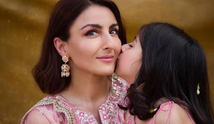 Soha's Special Kiss On Mother's Day